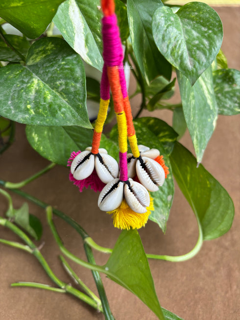 Gulaabi Raag Cowrie Keychain- 1 pc