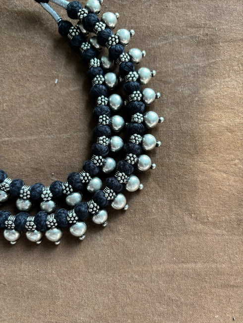 Raat Rani | Reversible Black Patwa Bead Thread Choker